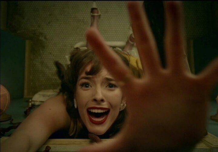 Понравится всем поклонникам «Баек из склепа». Саманта приходит устраиваться на работу помощницей в похоронное бюро. Странный владелец Монтгомери проводит не менее странное собеседование, рассказывая истории покойников, оказавшихся в бюро. Три жуткие и пугающие истории впрочем не впечатляют девушку, и она рассказывают собственную: одновременно шокирующую и непредсказуемую. Ее история расставит все точки над i и удивит вас!