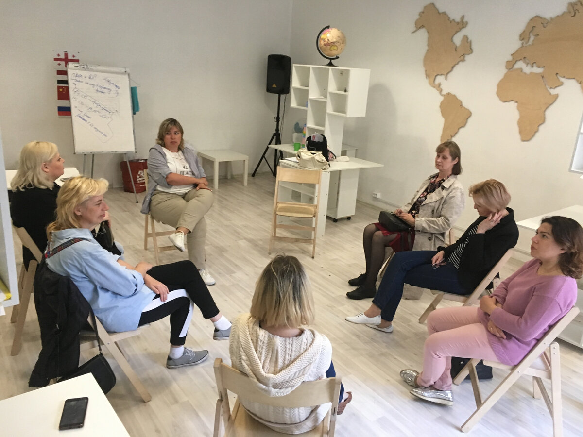 Группа с психологом. Фото из группы Фонда в ВК.