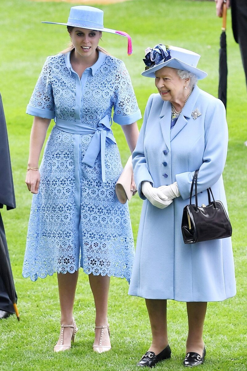 Королева Елизавета II и принцесса Беатрис 
