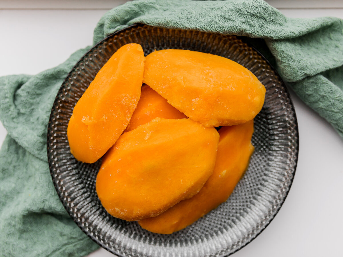 И фото наше, и манго на фото тоже наше! Крупные очищенные дольки из Египта. Вкус отпуска, которым забита вся морозилка 💕