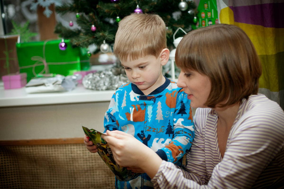 Фото автора. Каждому приятно найти под ёлочкой что-то нужное, радующее, поднимающее настроение… Вите здесь - 4 года
