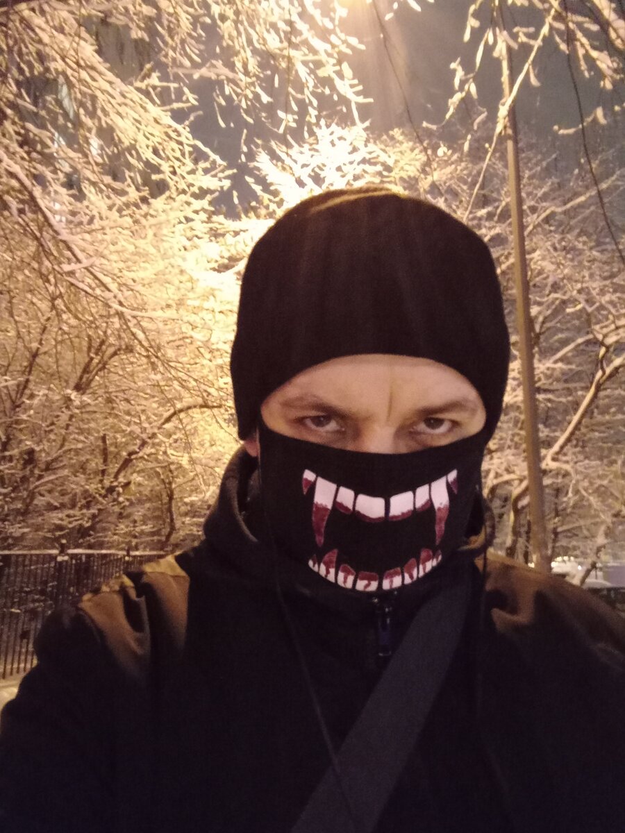 Фото автора. Некоторым не нравится когда я так смотрю. 