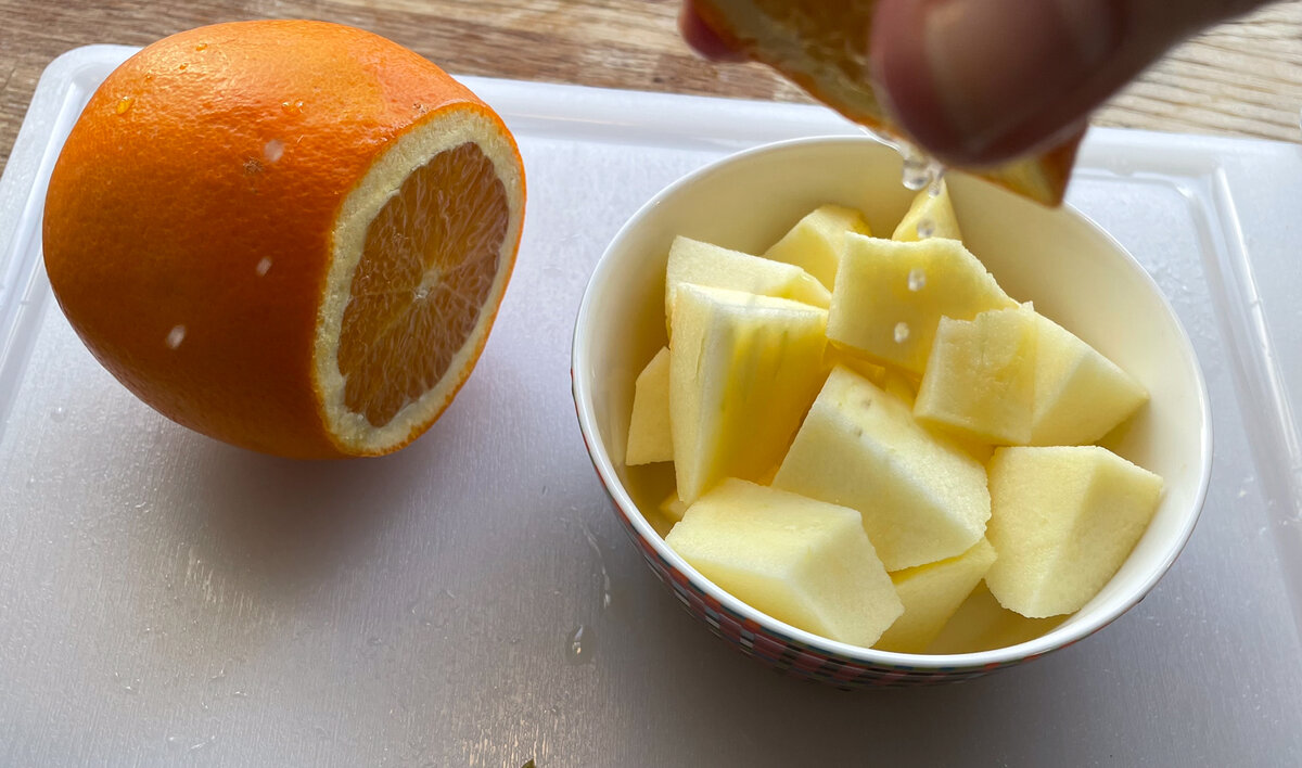 Салат с киви, бананом, яблоком и апельсином