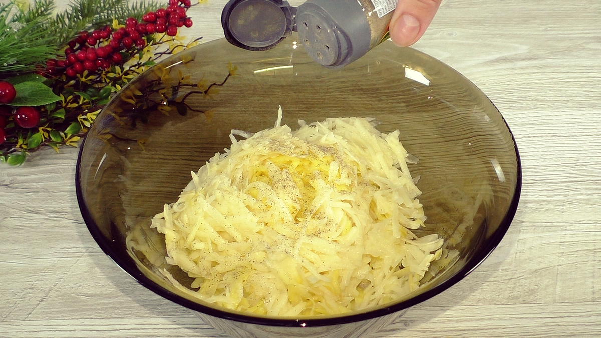 Натираю сырую картошку и на сковороду, сверху заливаю яйцами, получается вкусно очень и без муки