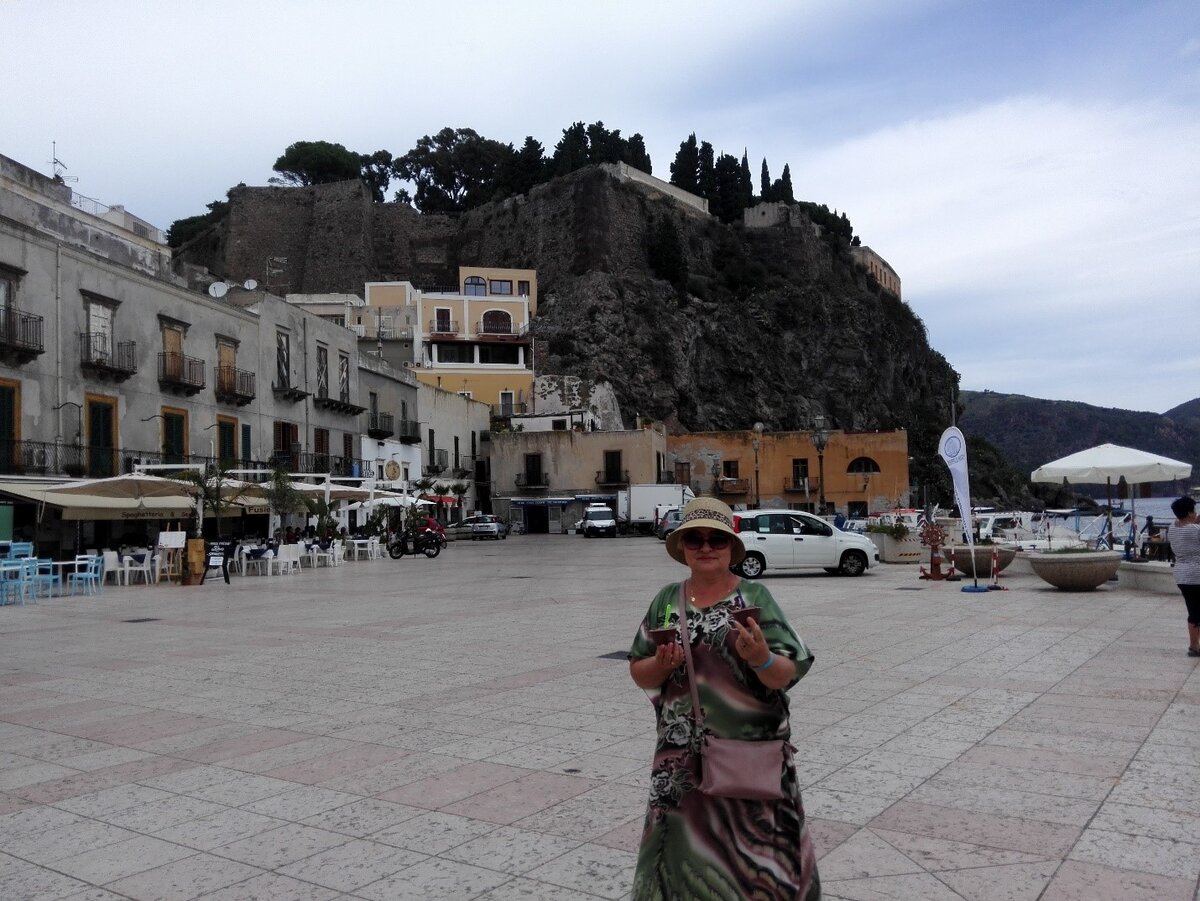 Замок Липари на холме