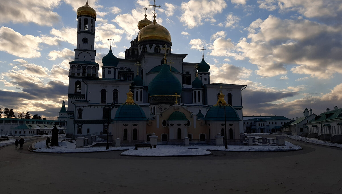 Вид с ценрального входа.