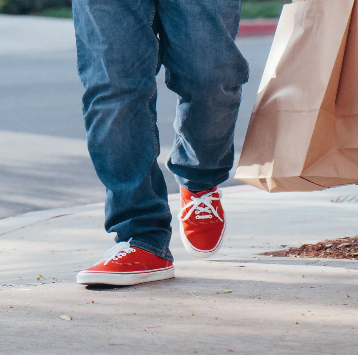 Правая нога вывернута наружу, стопа под углом от прямого направления движения человека.