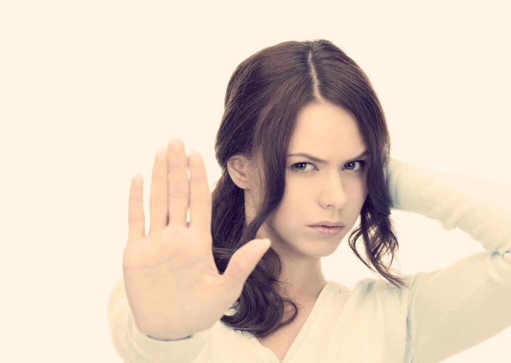 девушка с телефоном. девушка с телефоном. девушка разговаривает по телефону. девушка со скрещенными руками. девушка жесты.