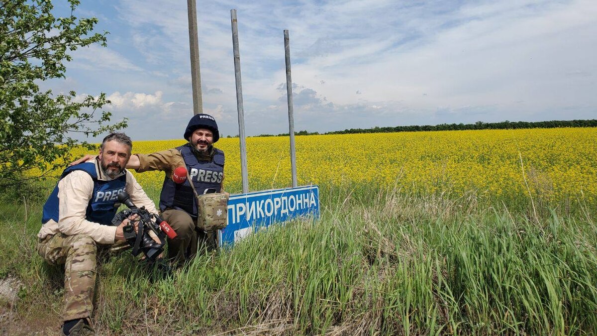 Украинские журналисты на административной границе Украины с Российской Федерацией. 