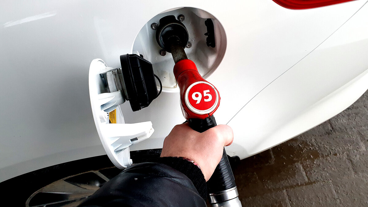 Очень часто возникает вопрос, а можно ли в машину, рассчитанную на 95 –й бензин, заливать 92-й? Что будет, какой из них лучше, и не навредит ли это мотору?