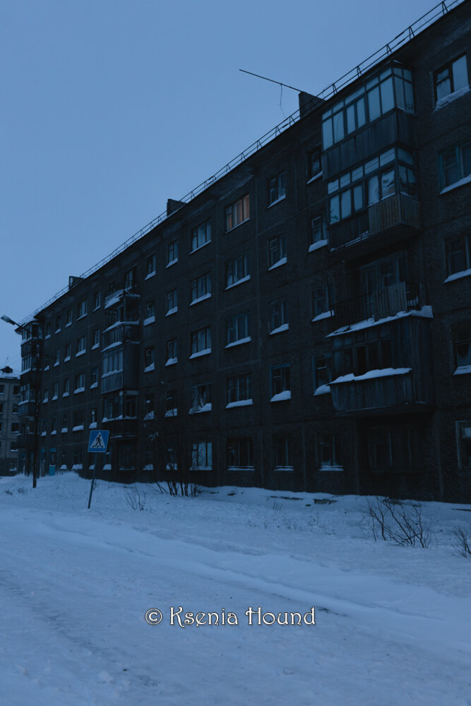 С наступлением сумерек в многоквартирном доме свет загорается лишь в 2 ...