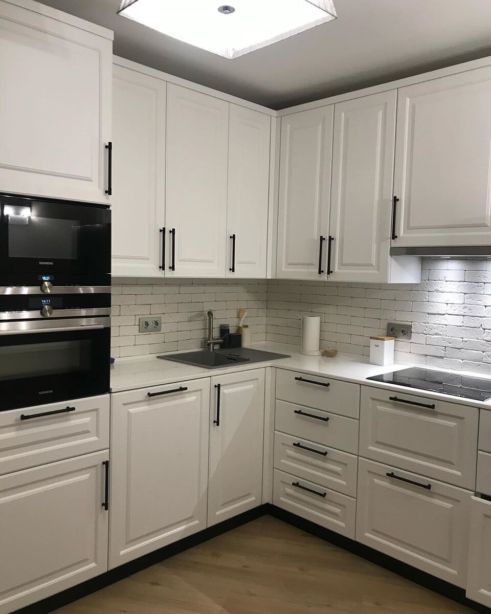 Ручки рейлинги на ящиках и дверцах послужили в роли акцента, они контрастируют на фоне белых фасадов.