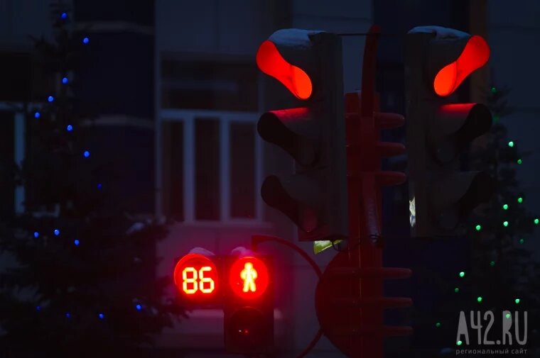 Светофор для машин. Красный свет виден в плохую погоду. Красный светофор. Красный светофор. Красный светофор.