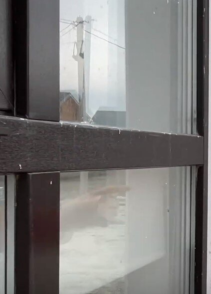 ПВХ-профиль грязный, стеклопакеты грязные - неужели это товарный вид дома, который можно продавать? А отмывать покупатель будет? И кстати, мне кажется или на окне решили сэкономить, собрав его из разных ПВХ профилей - горизонтальная планка браширована и имеет текстуру, а вот вертикальные гладкие, просто окрашенные. Изображение из видео