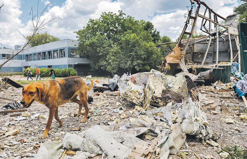 Привычная для Донбасса картина -  от дома и щепки не осталось. Фото: Валентин СПРИНЧАК/ТАСС