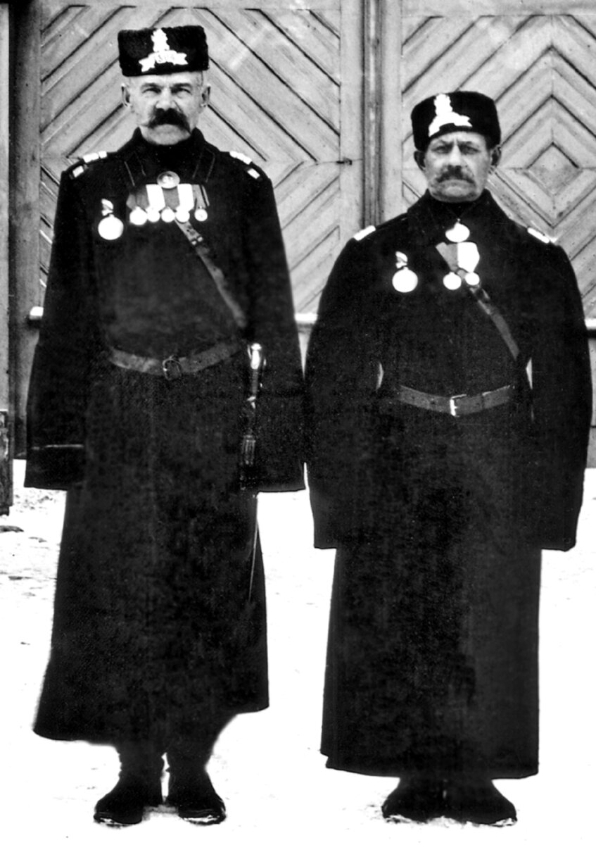 Околоточный надзиратель и городовой, начало ХХ века.