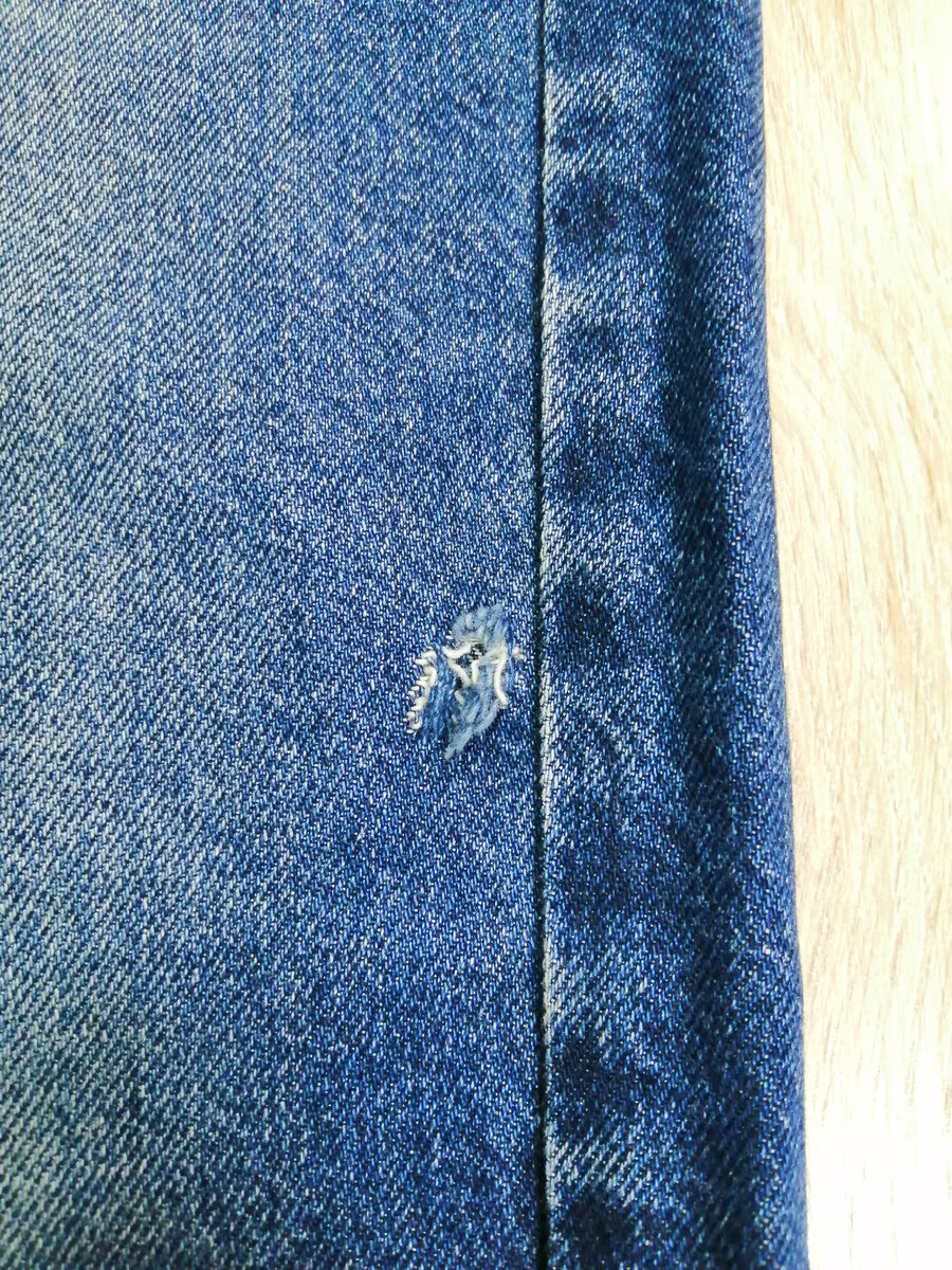 Фото автора. Дырка на джинсах.