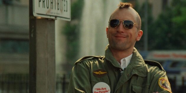 Трэвис Бикл уволился из морской пехоты после участия во Вьетнамской войне. Из-за хронической бессонницы он решил работать ночным таксистом в Нью-Йорке. Ночами напролет он кружит по городу от скуки и одиночества. К нему в такси подсаживаются люди, чьи истории потрясают своей жестокостью. Бинкл решает очистить город от скверны и покупает оружие.