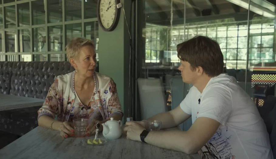 Кадр из интервью "Я очень неудобный человек"