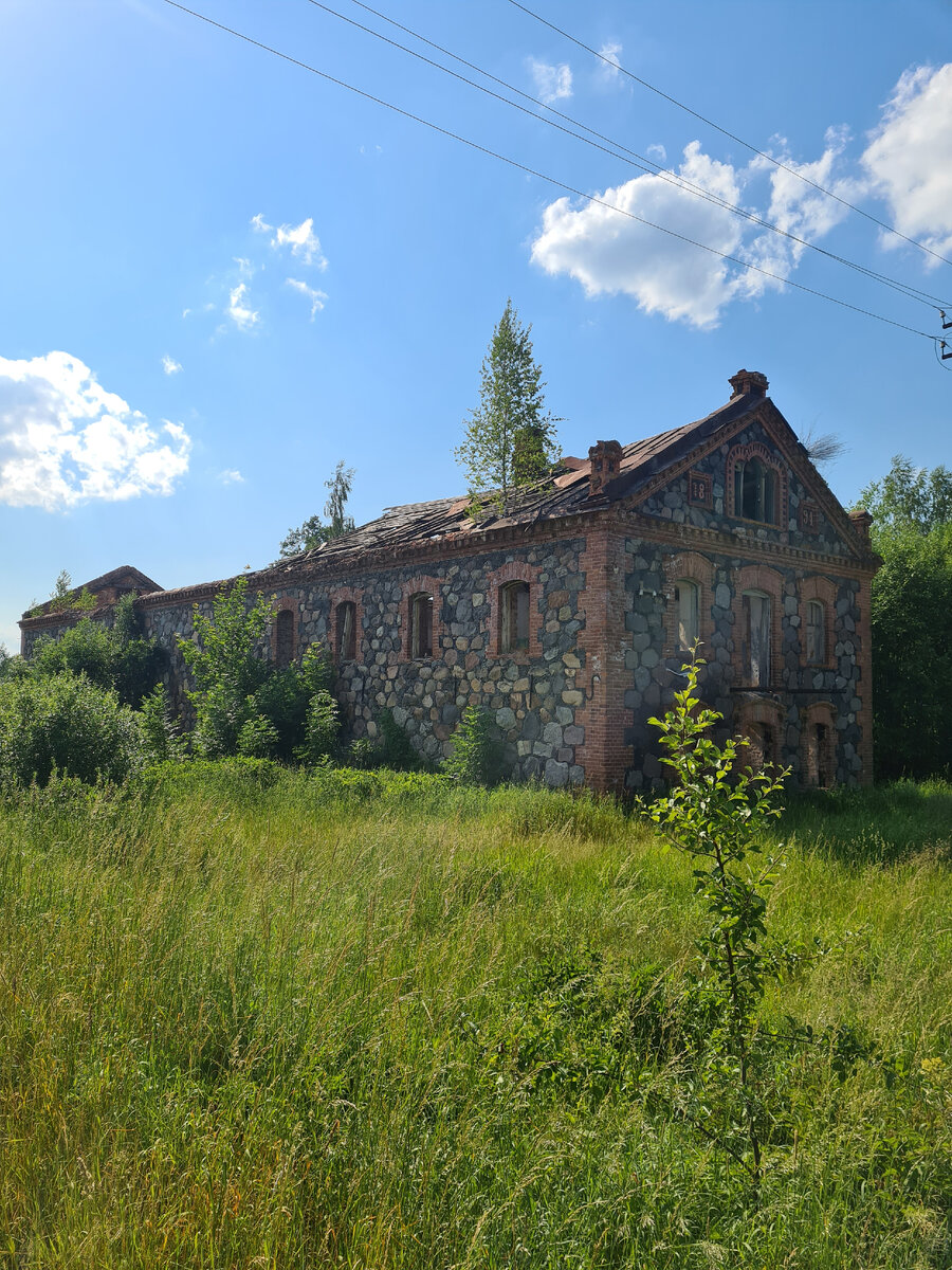 Так здание смотрится с дороги.