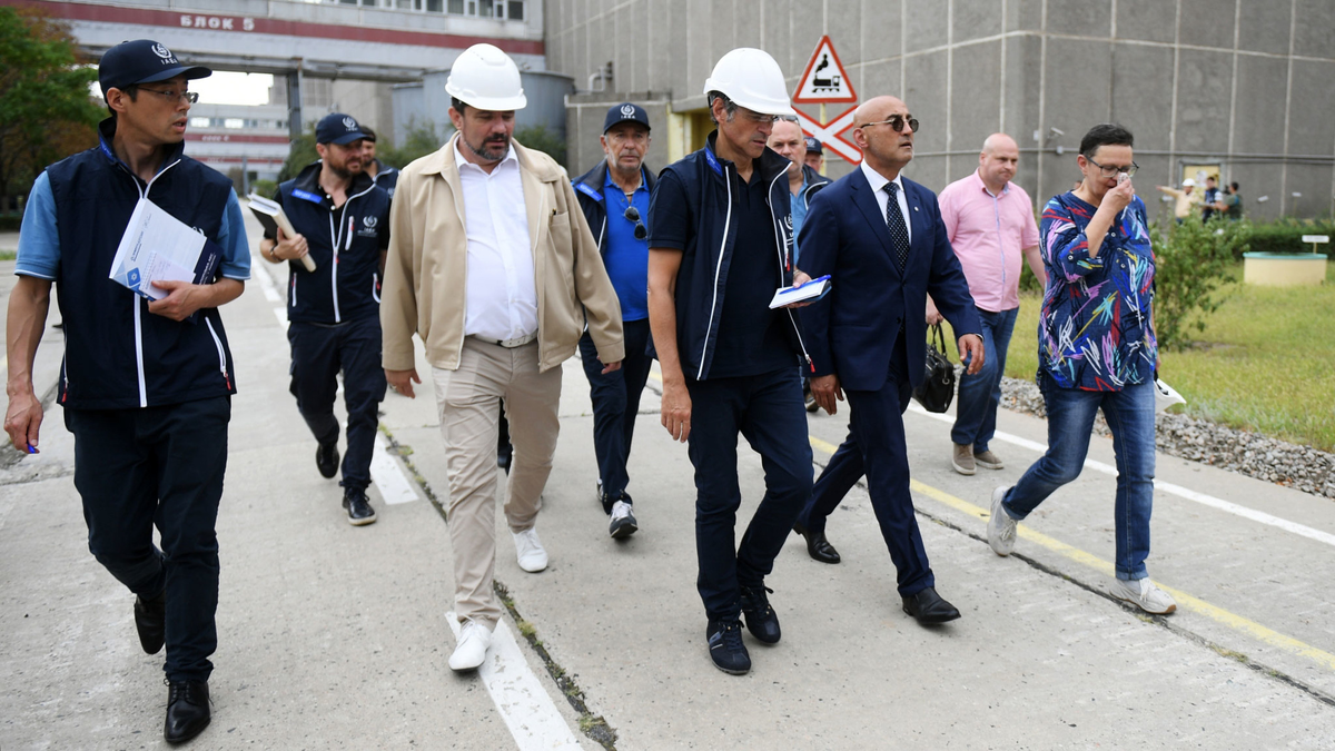 МАГАТЭ на ЗАЭС с представителем Росатома Фото: Александр Ермоченко / Reuters 