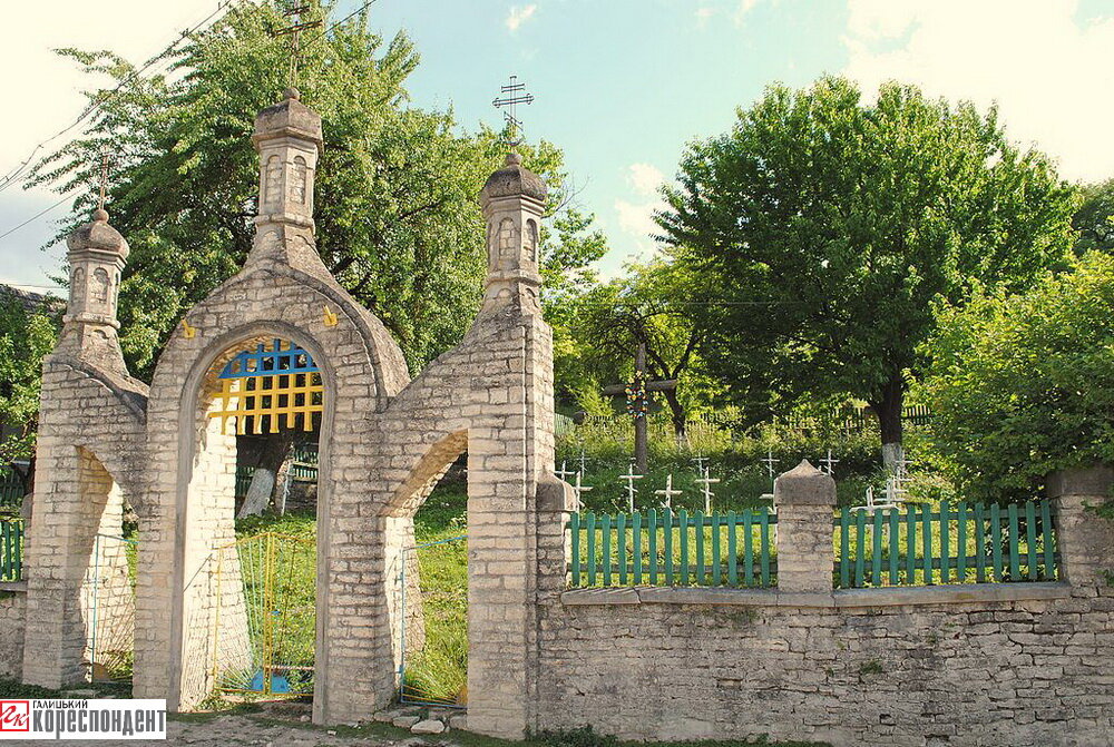 Брама та цвинтар УСС в с. Посухів