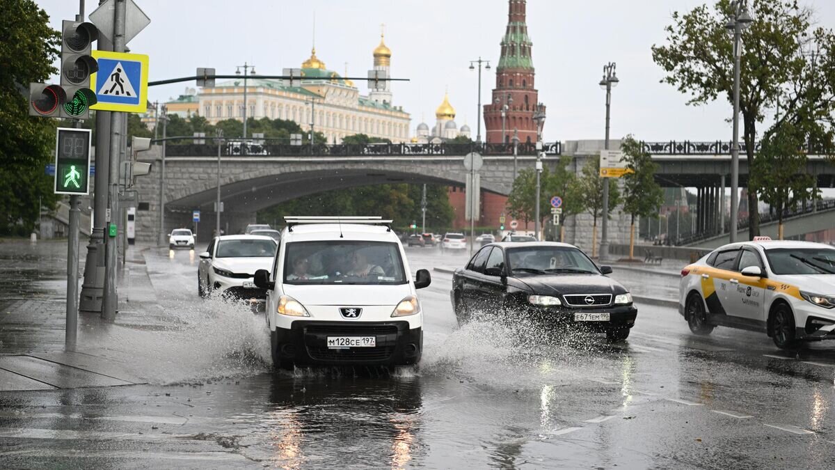    Автомобили во время дождя в центре Москвы© РИА Новости / Павел Бедняков