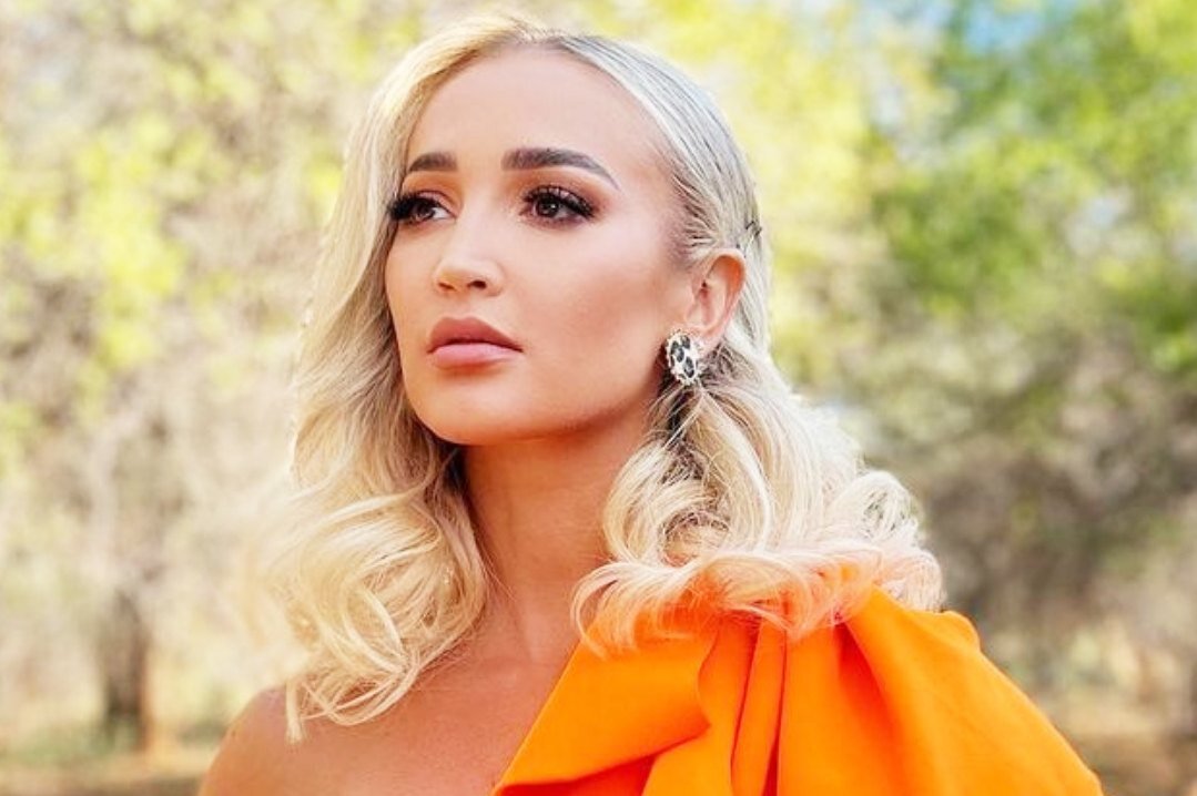     «Попала в сети Амура»: Ольга Бузова устроила битву дерзких образов в Африке