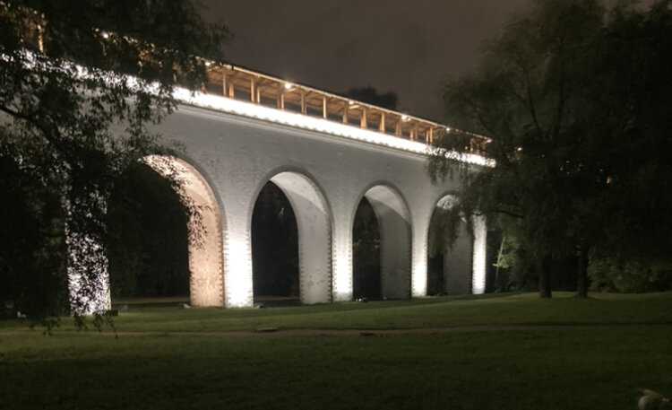 Акведук в Москве вечером.