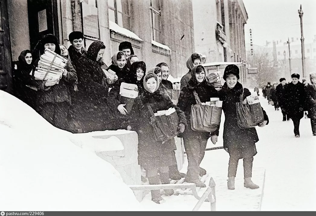 У здания Главпочтамта, Архангельск, 1964 г. Источник https://pastvu.com/p/229406.