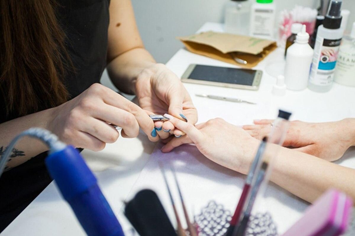    В Новосибирске у девушки началась отслойка ногтя после маникюра в салоне