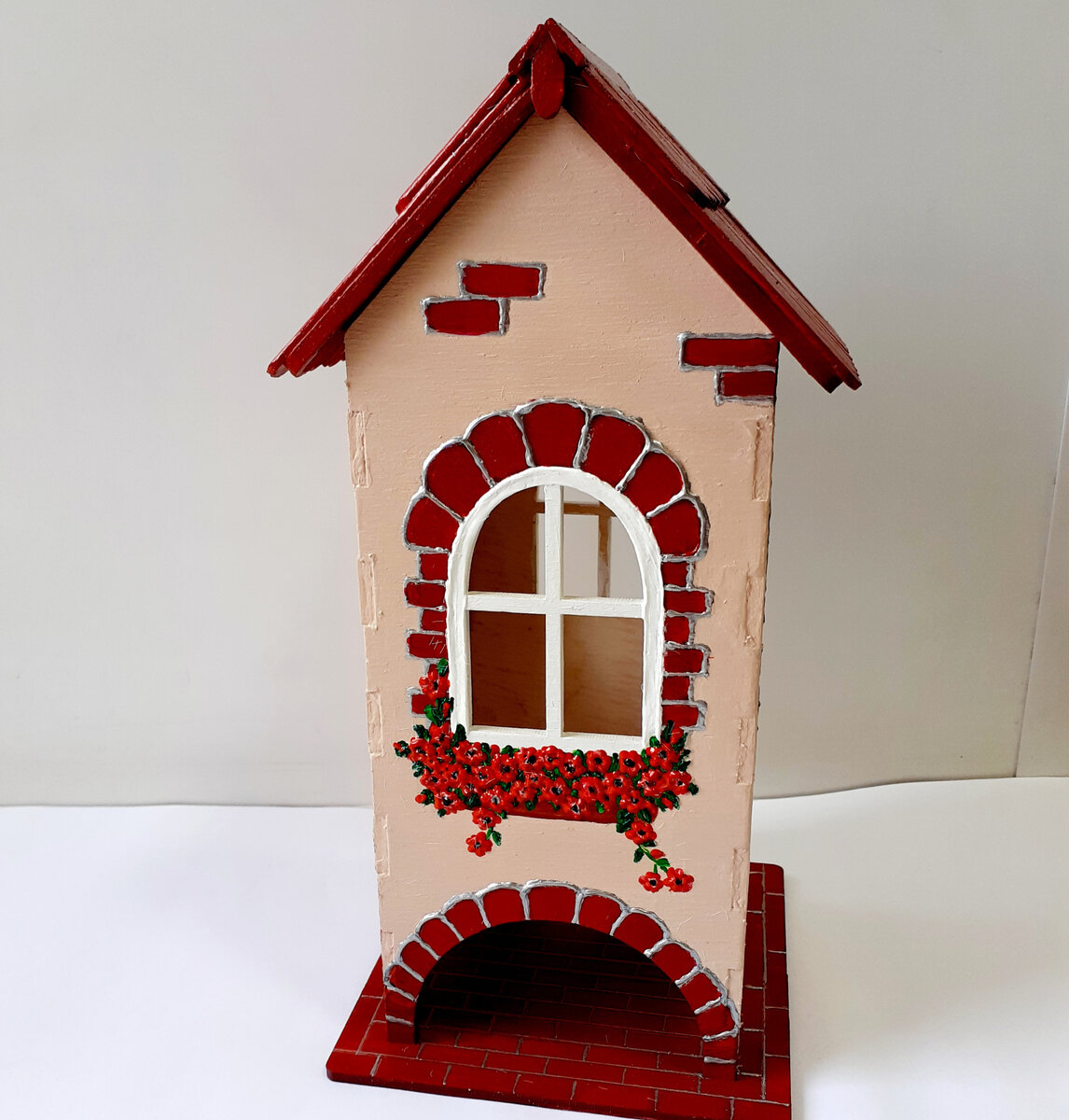 Чайные домики с росписью. ОТ АВТОРА: " Каждая вещь ручной работы, поселившаяся в Вашем доме, бесспорно украсит и придаст ему нотку индивидуальности и неповторимости, а такой чайный домик еще и отличный подарок, который оценит любая хозяйка.
Чайные домики изготовлены из березовой фанеры 0,3 см толщиной. Роспись акрилом.."

Автор изделий Шелкунова Галина.
Офис автора: http://fantaziavkysa.ru/Galina1/