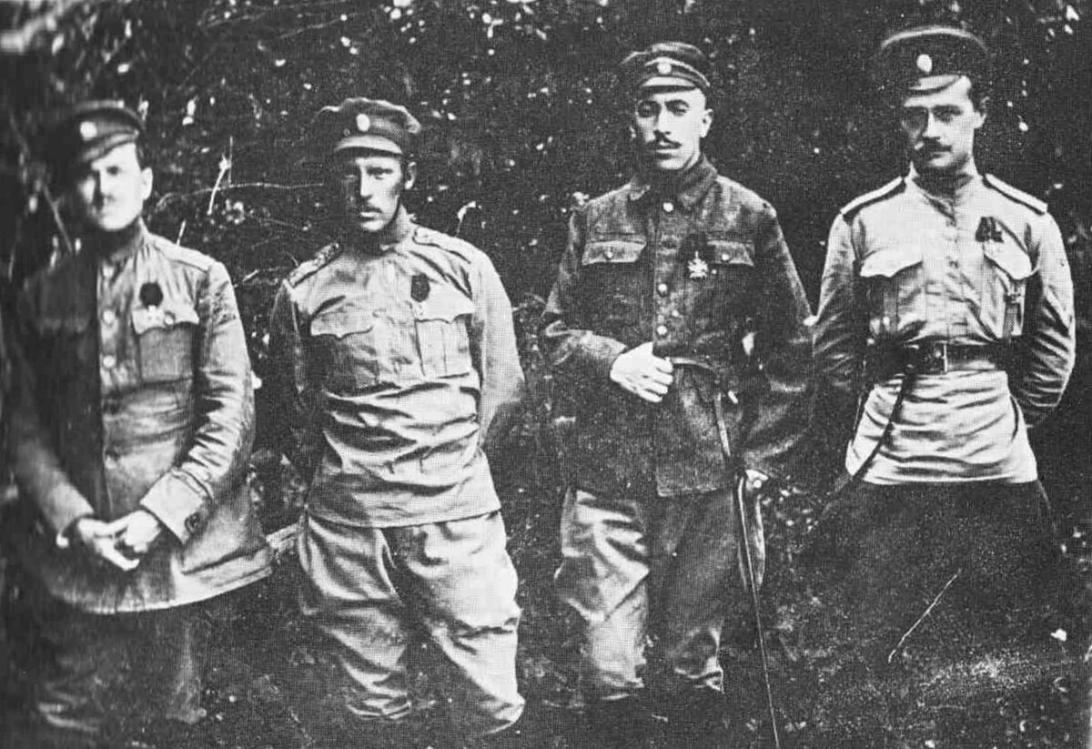 Артиллерийские офицеры-дроздовцы Добровольческой армии, период Гражданской войны.