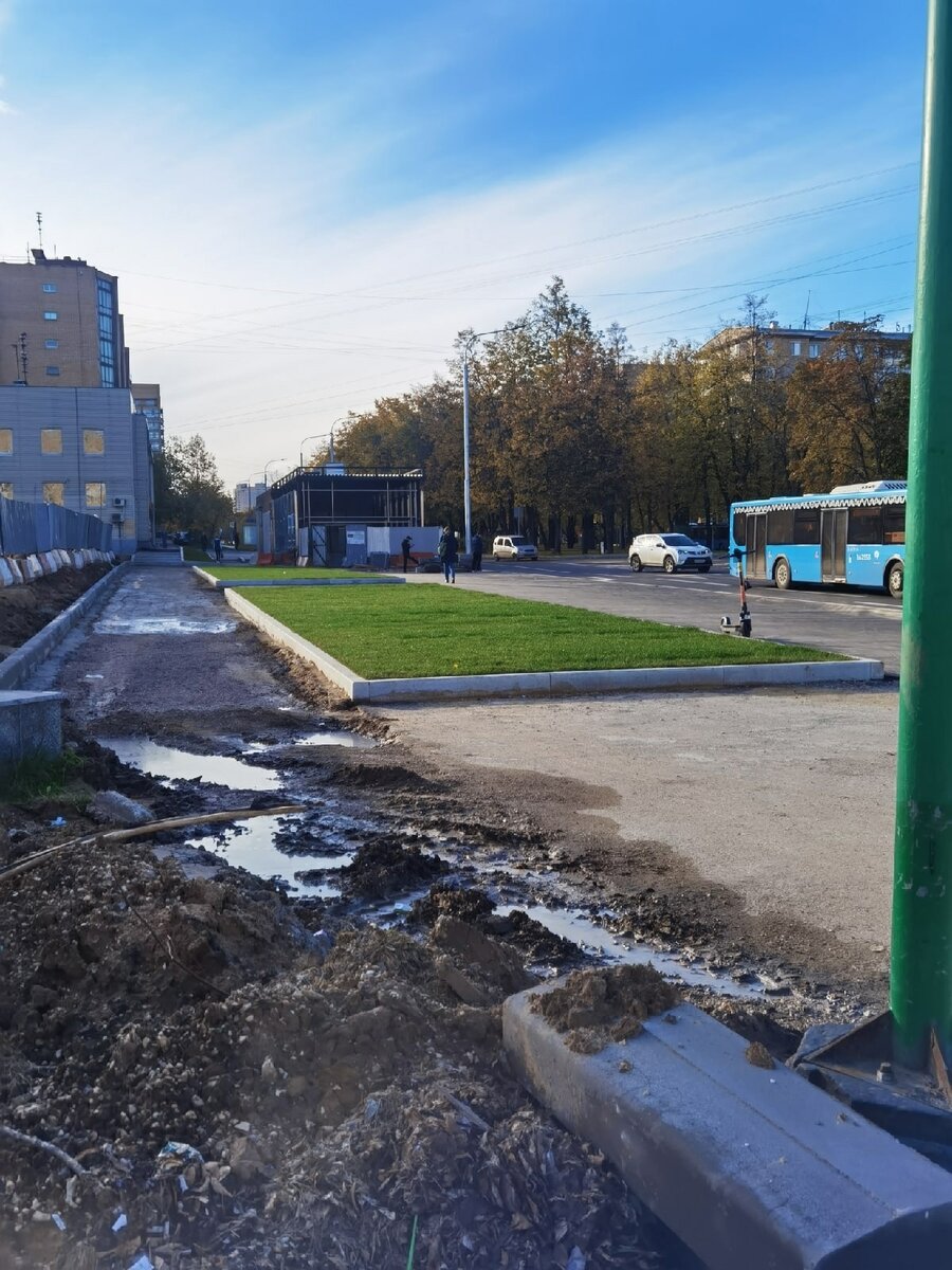📷 3: Обновленный вход западного вестибюля. Теперь он совмещён с лифтовой шахтой и блоком служебных помещений.