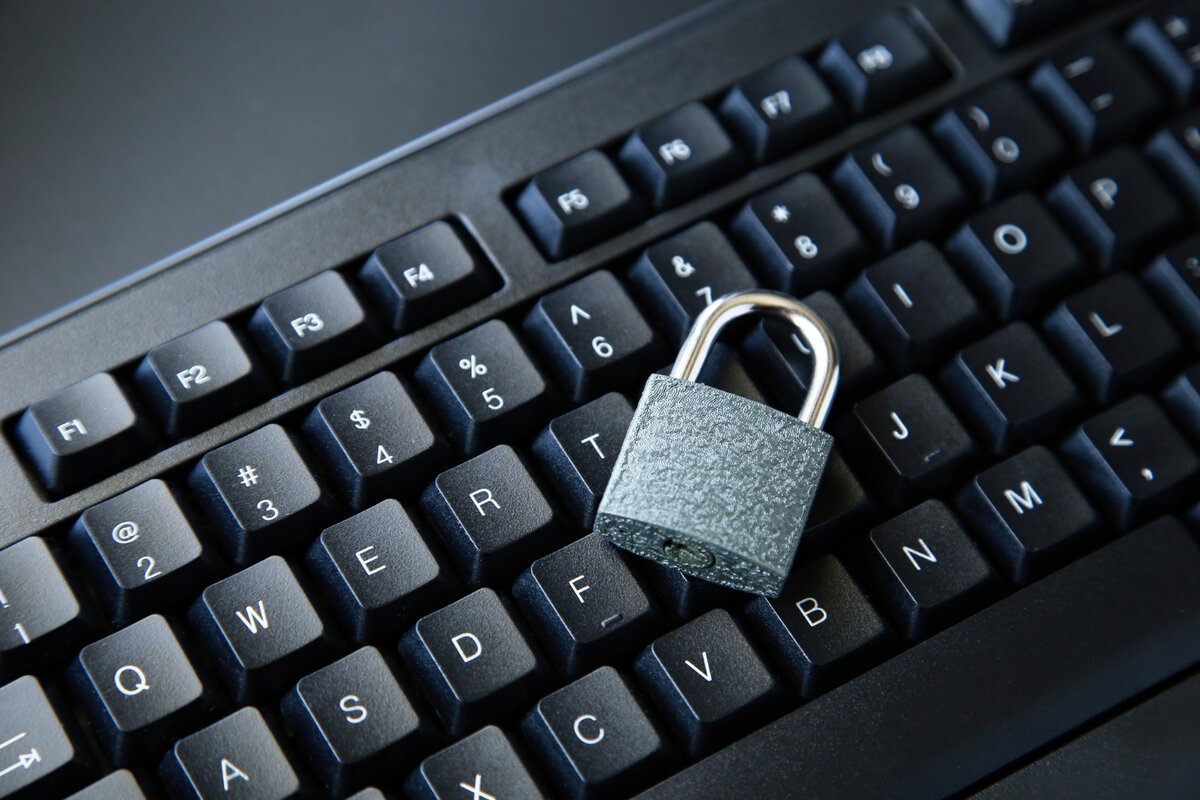 <a href="https://ru.freepik.com/free-photo/high-angle-shot-of-a-lock-on-a-black-computer-keyboard-on-a-black-surface_9927172.htm#query=%D0%B1%D0%B5%D0%B7%D0%BE%D0%BF%D0%B0%D1%81%D0%BD%D0%BE%D1%81%D1%82%D1%8C%20%D0%B4%D0%B0%D0%BD%D0%BD%D1%8B%D1%85&position=48&from_view=search&track=sph">Изображение от wirestock</a> на Freepik 