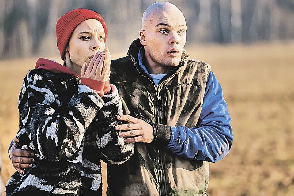     Супруги (Алена Михайлова и Петр Скворцов) не хотели, но стали киллерами, отчего сами в ужасе: не хочется им убивать героиню Регины Тодоренко. Фото: KION