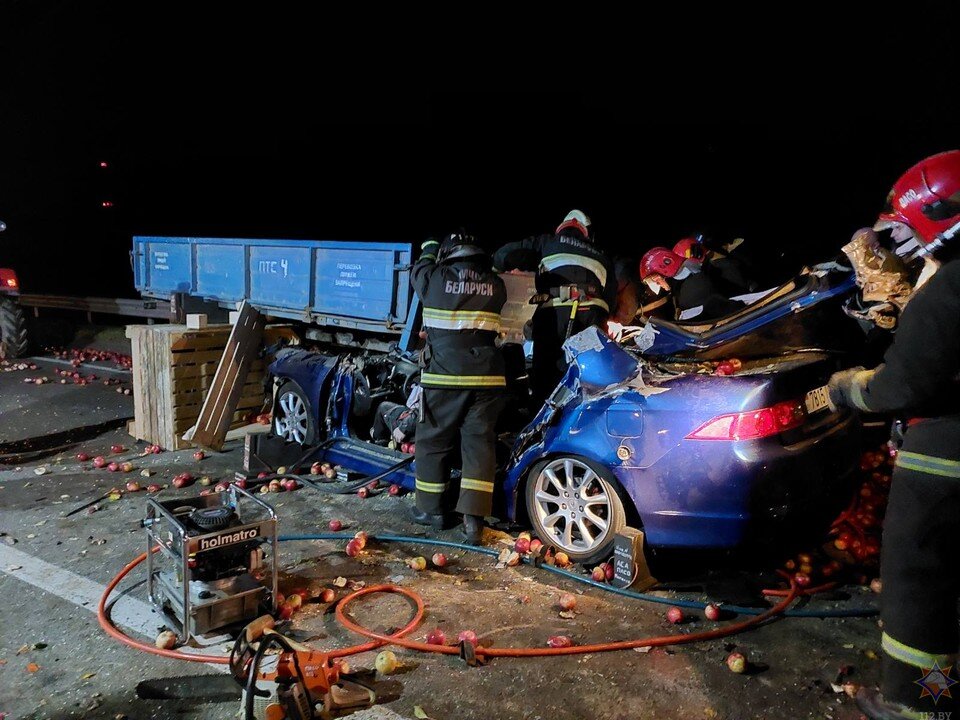     33-летний водитель врезался в прицеп трактора и погиб под Могилевом. Фото: МЧС