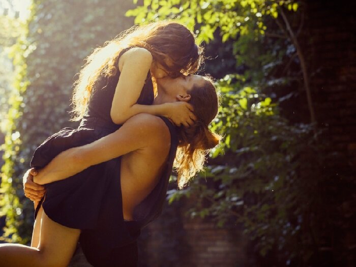 Фото Поцелуй парень и девушка. 