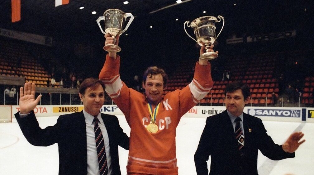 Виктор Тихонов, Валерий Васильев и Владимир Юрзинов. Сборная СССР только что одержала победу на ЧМЕ-1982.  Взято из открытого источника Яндекс.Картинки