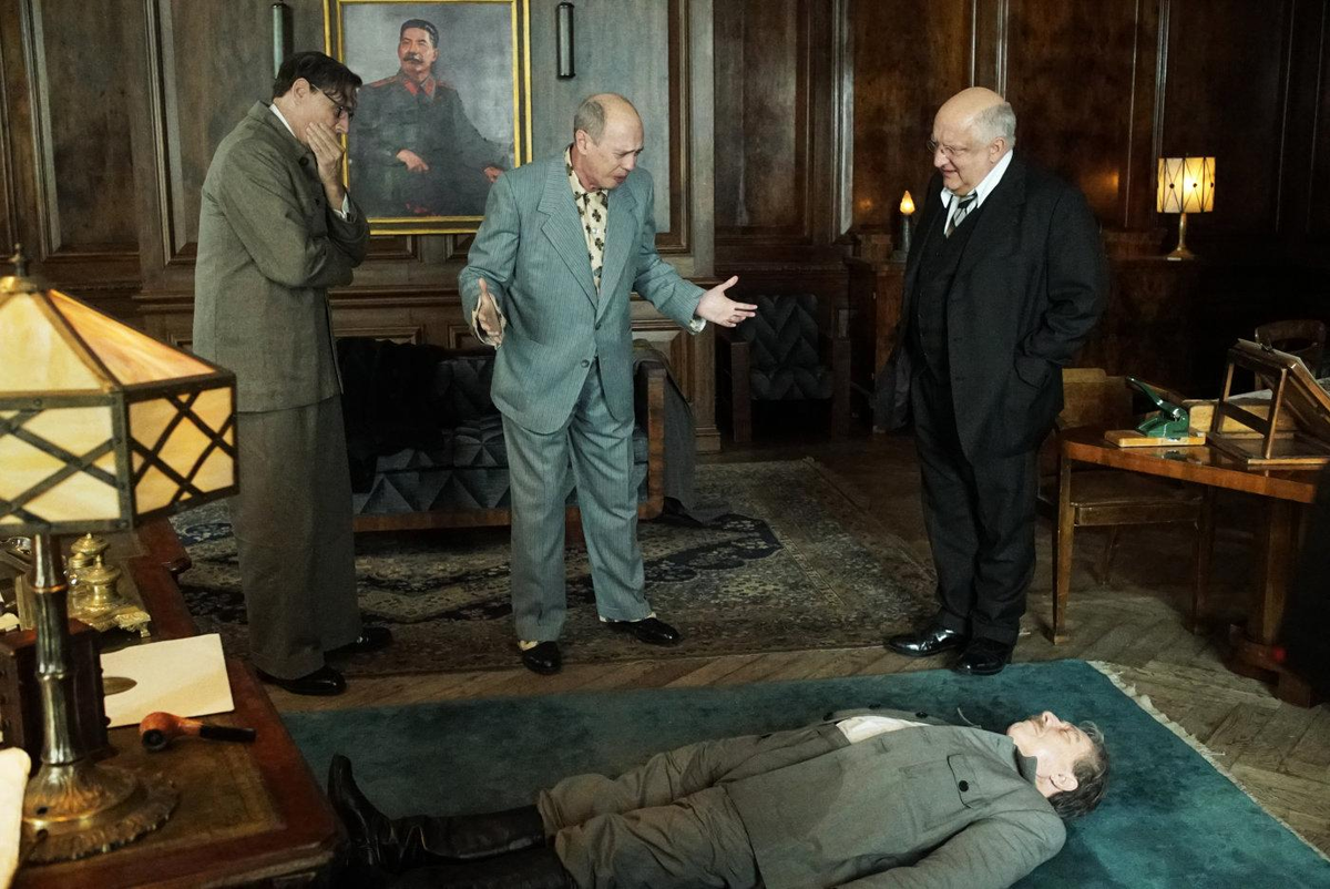 Перед берией. Берия смерть Сталина. Смерть Сталина 1953. Джеффри Тэмбор смерть Сталина.