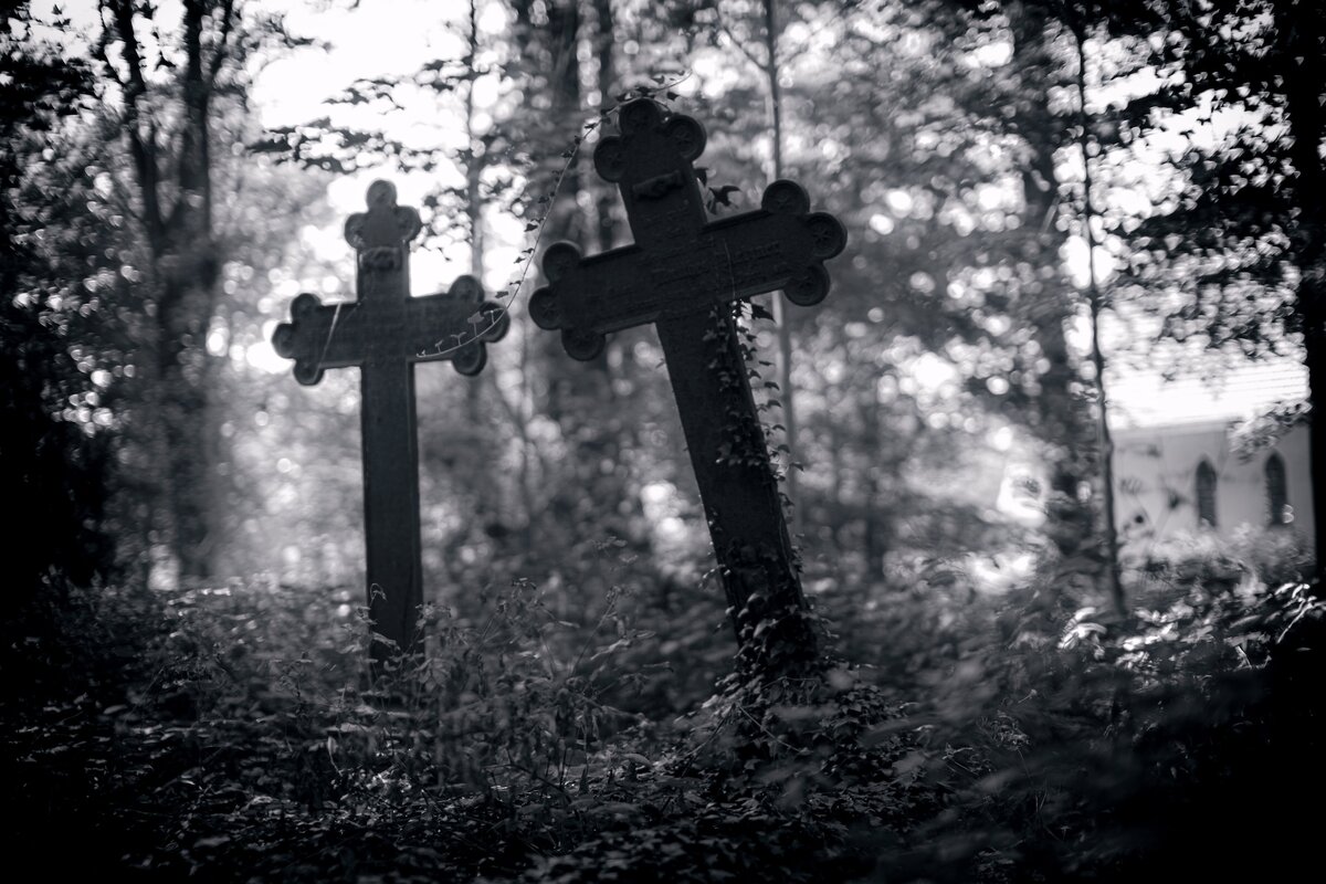 Могильный крест. Прогулка по кладбищу. Гулять по кладбищу. Мужчина на кладбище.