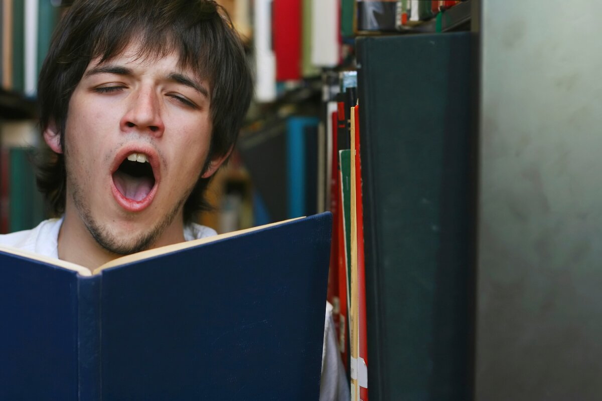 Почему при чтении зеваешь. Недовольный читатель. Ученик зевает. Подросток зевает. Скучная книга.