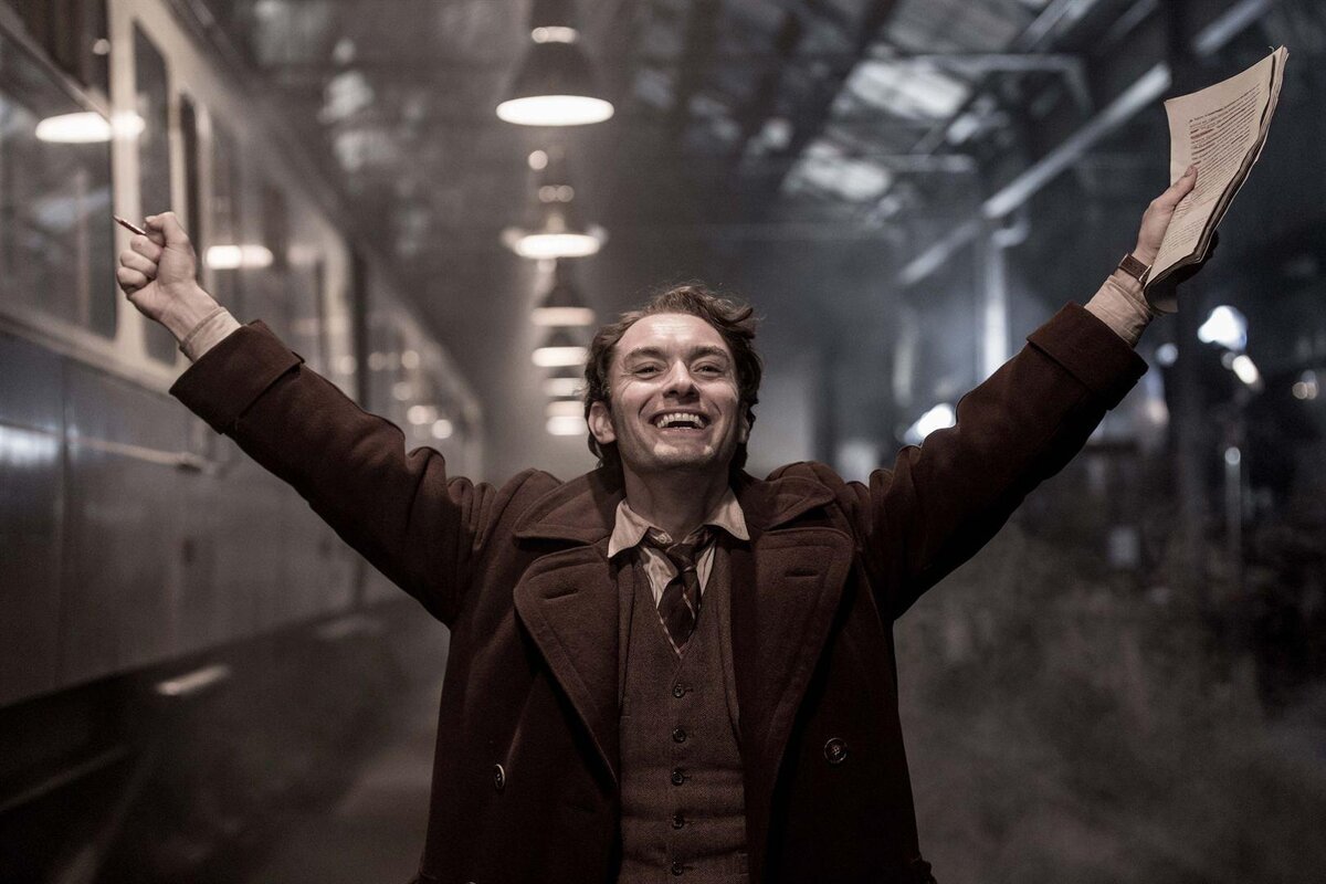 Джуд Лоу переигрывает, но это в тему. Кадр из фильма «Гений»