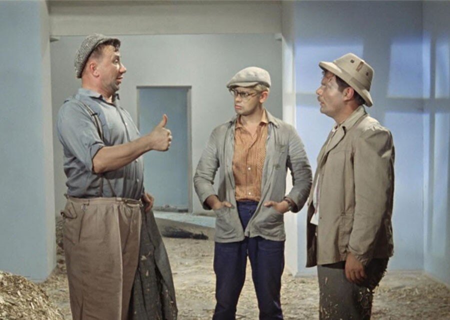 Именно в подборке из трех новелл, объединенных названием «Операция «Ы» и другие приключения Шурика», постановщик познакомил уже известную по «Самогонщикам» и «Необычному кроссу» троицу жуликов Трус-Балбес-Бывалый с отважным интеллигентом – их главным оппонентом в будущей «Кавказской пленнице». Повествующие о приключениях молодого сознательного гражданина культовые короткометражки под общим названием «Операция «Ы» и другие приключения Шурика» можно смотреть онлайн в нашем интернет-кинотеатре в свободном доступе прямо сейчас. В остросоциальном «Напарнике» вновь прозвучит легендарное воспитательное «Надо, Федя, надо!», в романтическом «Наваждении» – уморительное «Горчички? Угу!», а в полу криминальной «Операции «Ы» – кульминационное «А где бабуля? Я за нее!».