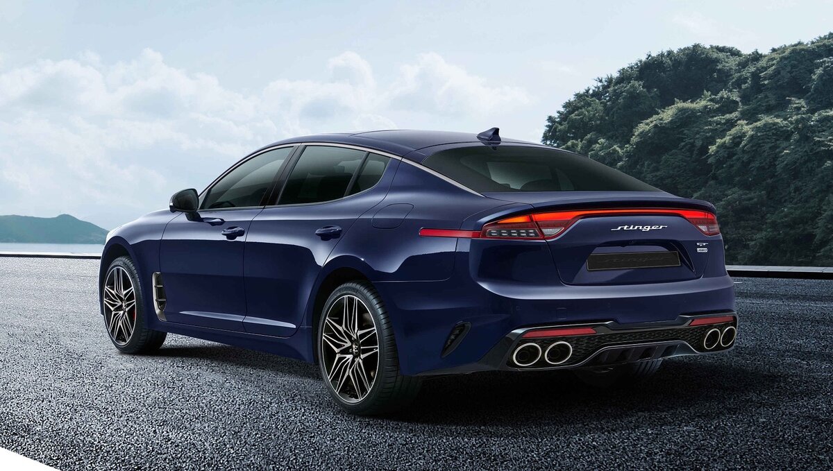 Монобровь на корме, новые дифлекторы на заднем бампере.