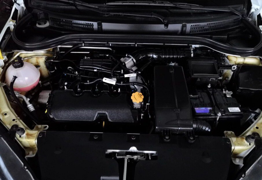 Подкапотное пространство обычной Весты 1.6