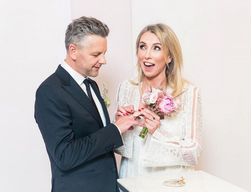 
У женщины после 40 жизнь только начинается, после 50 лет – вообще бьет ключом. Живое доказательство тому счастливая невеста Светлана Бондарчук, которая вчера сказала заветное «Да» перед лицом свидетелей в Гагаринском ЗАГСе Сергею Харченко.
