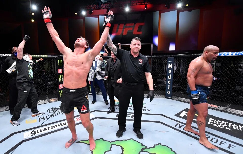 Кормье второй раз проигрывает Миочичу | Фото https://www.thesun.co.uk/sport/12417997/referee-apology-daniel-cormier-stipe-miocic/