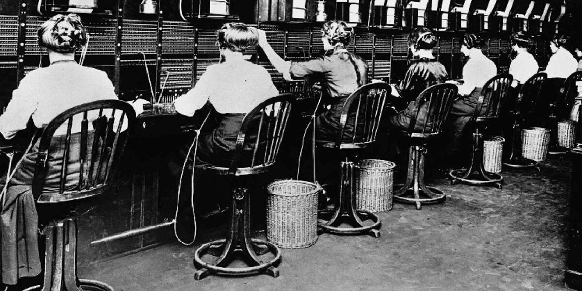 Обслуживание телефонного коммутатора. Начало XX века. Главархив Москвы