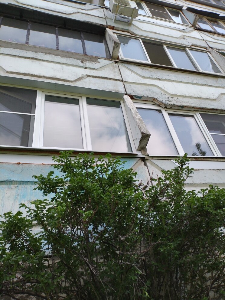 Прыгать с такого балкона опасно даже если вдруг "муж из командировки вернулся"
